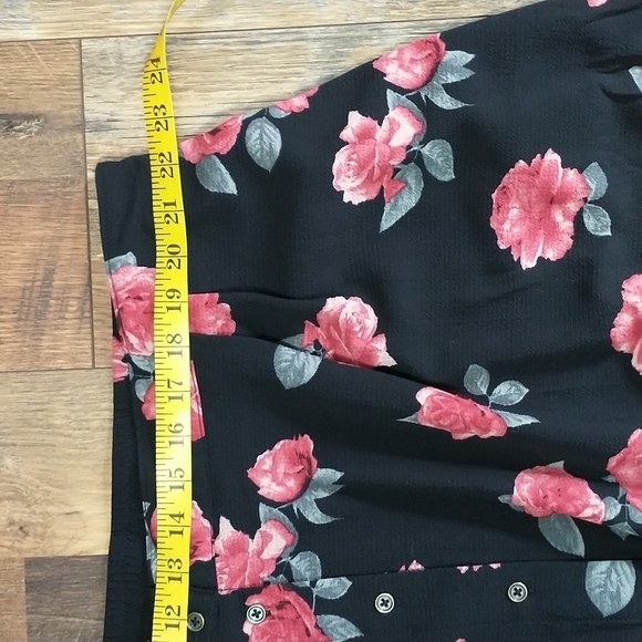 Knee Length Black Skirt with Red Roses - Plus size 3X - Button Front - NWT - Picture 2 of 12